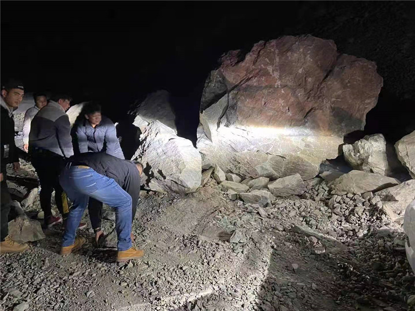 借助車燈,清理滑坡路障2.jpg 借助車燈,清理滑坡路障2.jpg