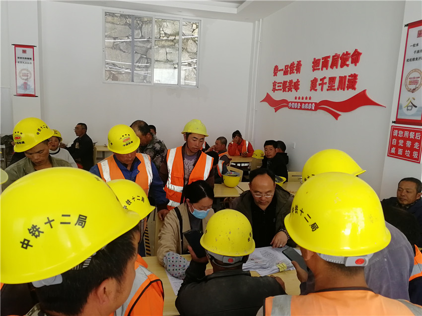 康定支行:在民工食堂被農(nóng)民工兄弟簇?fù)磙k卡現(xiàn)場.jpg 康定支行:在民工食堂被農(nóng)民工兄弟簇?fù)磙k卡現(xiàn)場.jpg