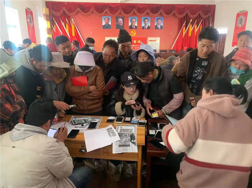 被百姓簇?fù)淼囊痪€服務(wù)現(xiàn)場.jpg 被百姓簇?fù)淼囊痪€服務(wù)現(xiàn)場.jpg