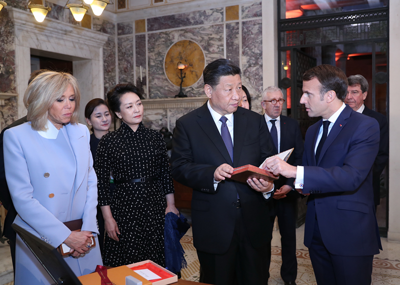 2019年3月24日，習(xí)近平在法國尼斯會(huì)見法國總統(tǒng)馬克龍。會(huì)見前，馬克龍向習(xí)近平贈(zèng)送1688年法國出版的首部《論語導(dǎo)讀》法文版原著。