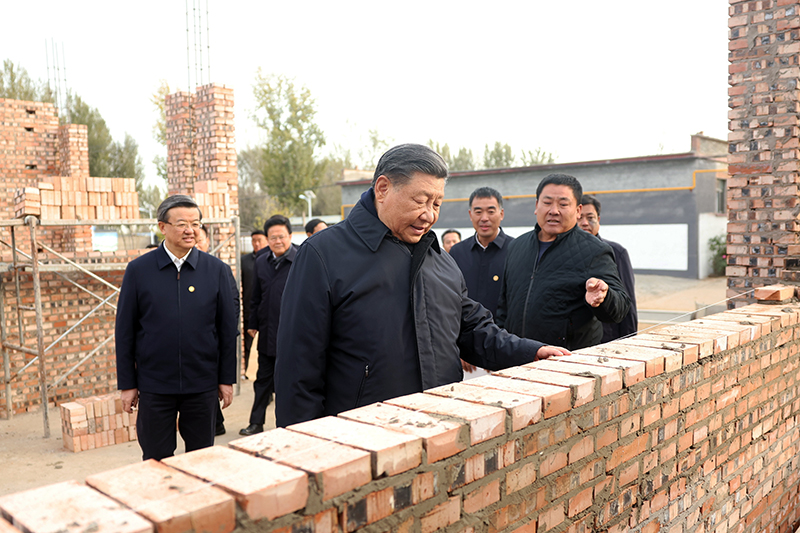 2023年11月10日，習(xí)近平總書記在河北保定涿州市刁窩鎮(zhèn)萬全莊村房屋重建施工現(xiàn)場考察。