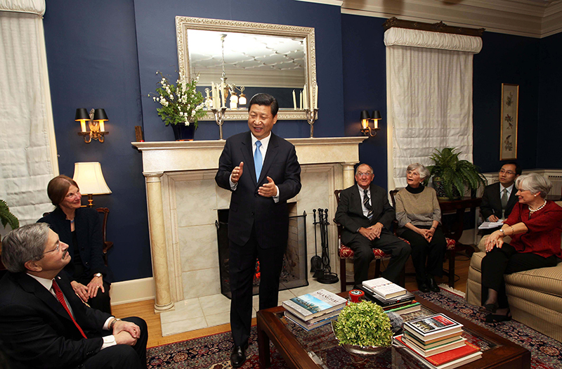 習(xí)近平2012年訪美時與老朋友敘舊場景。