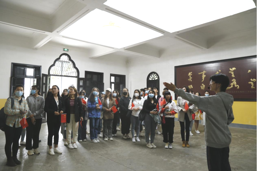 2021年5月20日，在喜迎中國共產(chǎn)黨建黨100周年之際，我校開展了少數(shù)民族學(xué)生“學(xué)黨史、感恩黨、跟黨走”紅色研學(xué)活動。