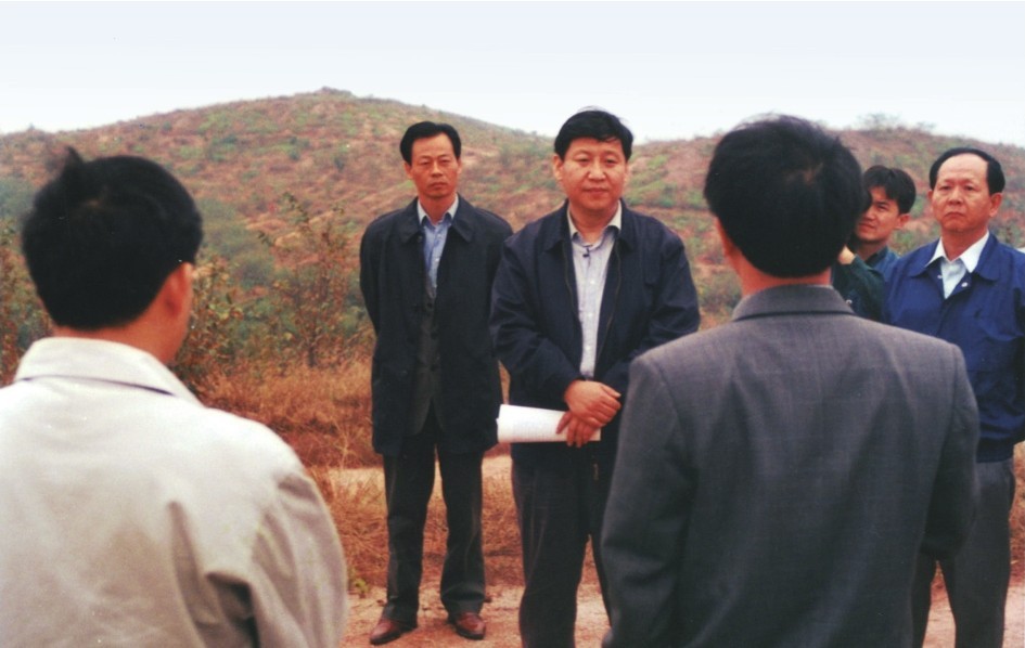1999年11月，習(xí)近平在龍巖市長汀縣河田水土流失治理區(qū)調(diào)研。圖源：《習(xí)近平在福建（下）》