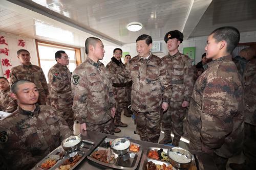 2014年1月26日中午，習(xí)近平來到連隊(duì)食堂，同戰(zhàn)士們一起用餐。新華社記者 李剛 攝