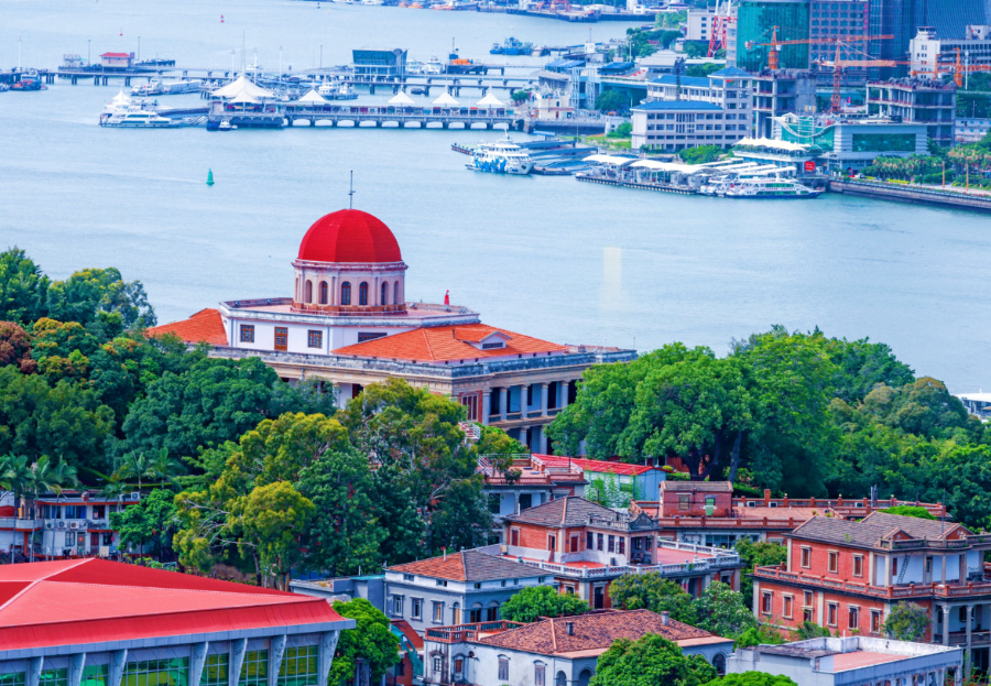 鼓浪嶼素有“萬(wàn)國(guó)建筑博物館”的美譽(yù)，八卦樓作為全國(guó)重點(diǎn)文物保護(hù)單位，是鼓浪嶼世界文化遺產(chǎn)核心要素之一。楊勁堅(jiān) 攝