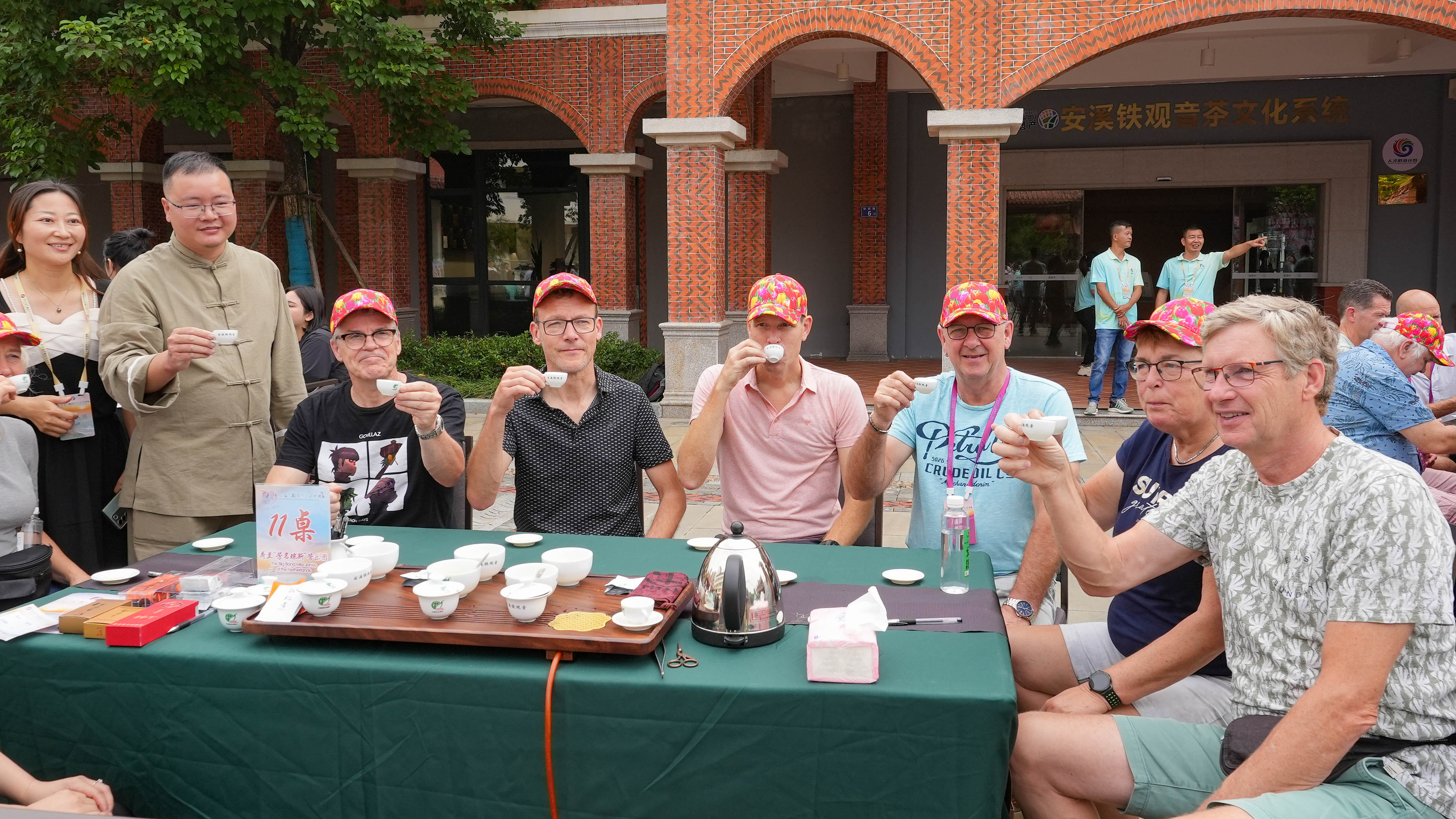 △2023年10月4日，福建泉州，外國人品中國茶。